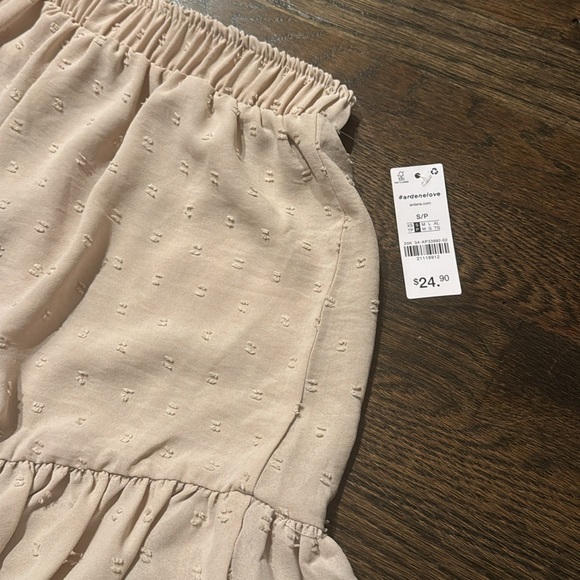 High Waist Ruffle Shorts ✨ - Picture 2 of 3